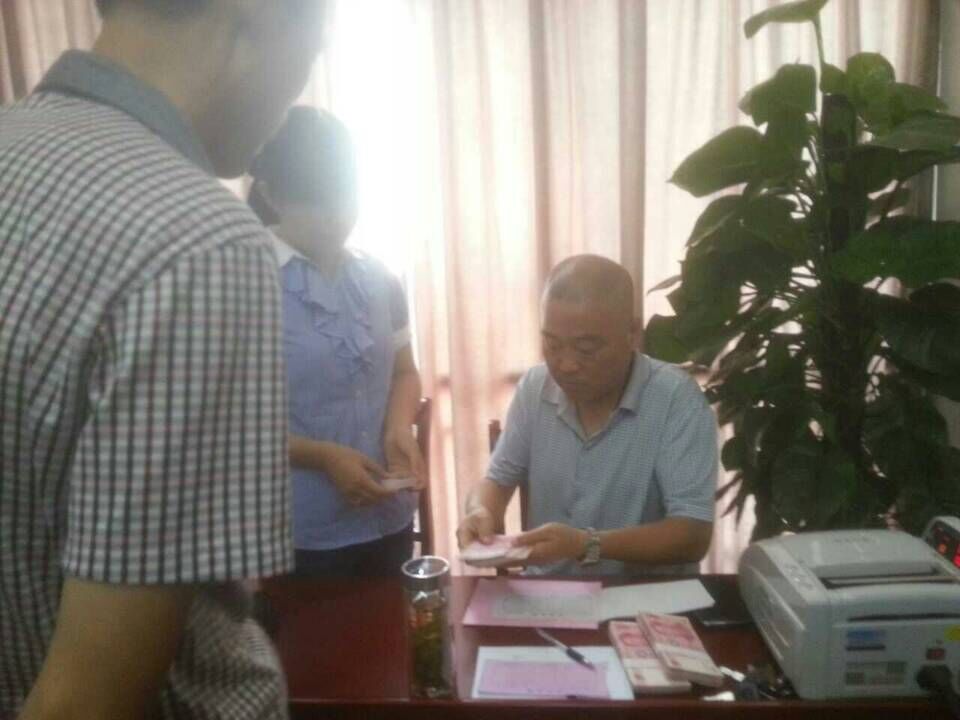 一边在客户排队定肥，一边是糖心VLOG网站进入农化销售团队等记信息