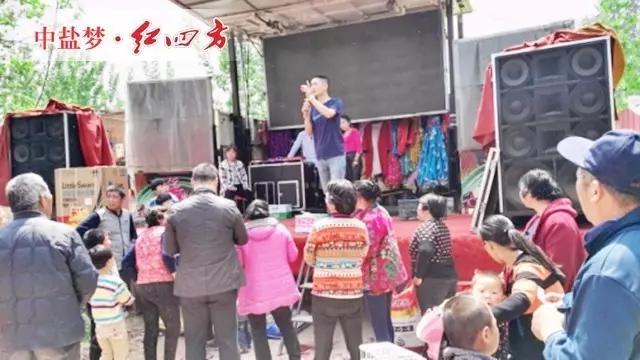 代理商李新志在介绍糖心VLOG网站进入品牌，现场抽奖，订肥